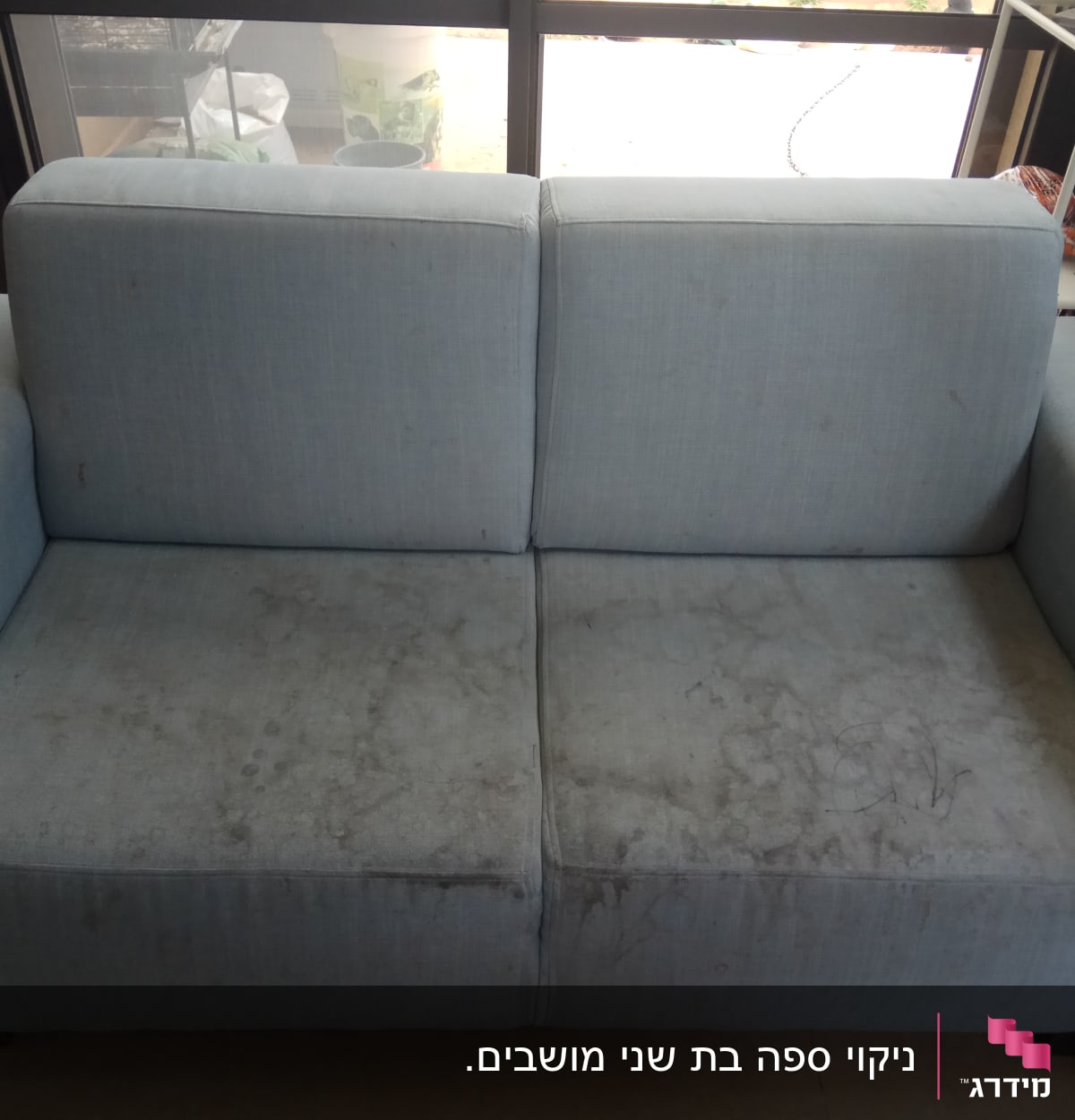 ספה כחולה עם כתמים ולכלוך גלוי